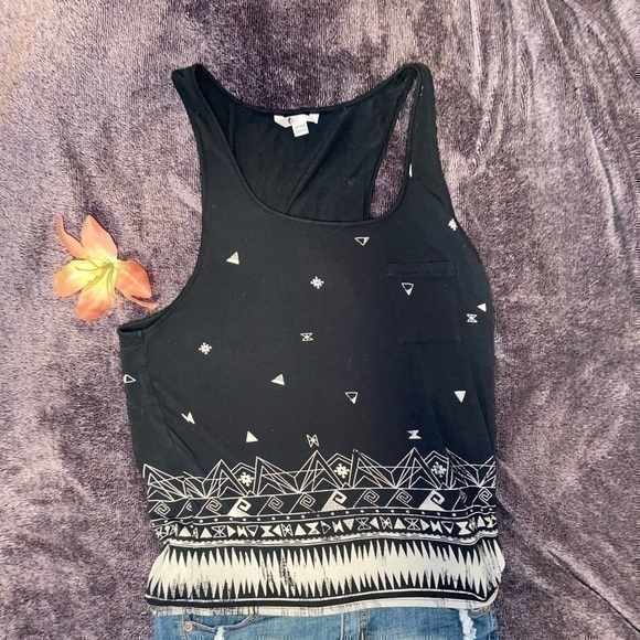 Volcom || Beautiful Minimalist Triangle Tank - Picture 1 of 4